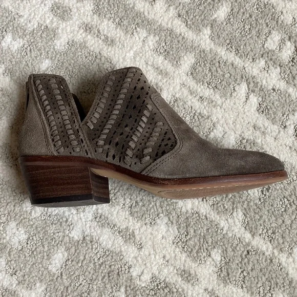 •Vince Camuto• Prasata Suede Ankle Boots - Picture 4 of 14